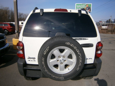 jeep liberty 2007 white suv sport gasoline 6 cylinders 4 wheel drive automatic with overdrive 13502