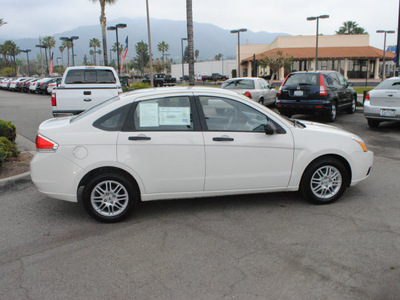 ford focus 2010 white sedan se gasoline 4 cylinders front wheel drive automatic 91010