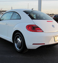 volkswagen beetle 2012 white hatchback 2 5 pzev 5 cylinders 6 speed automatic 46410