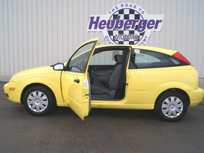 ford focus 2005 egg yolk yellow hatchback zx3 s 4 cylinders 5 speed manual 80905