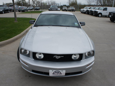 ford mustang 2005 silver coupe gt deluxe gasoline 8 cylinders rear wheel drive 5 speed manual 76205
