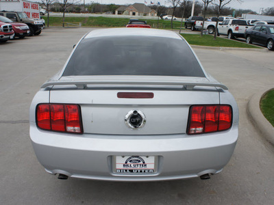 ford mustang 2005 silver coupe gt deluxe gasoline 8 cylinders rear wheel drive 5 speed manual 76205