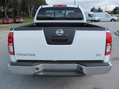 nissan frontier 2012 white sv 4 cylinders 5 speed manual 33884