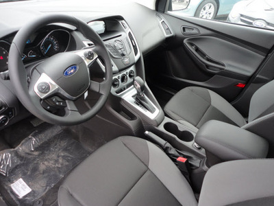 ford focus 2012 gray sedan se gasoline 4 cylinders front wheel drive automatic with overdrive 60546
