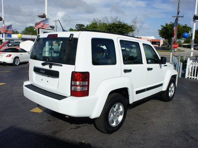 jeep liberty 2012 white suv sport gasoline 6 cylinders 2 wheel drive automatic 33021