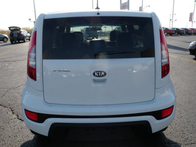 kia soul 2012 clear white hatchback 4 cylinders front wheel drive automatic 19153