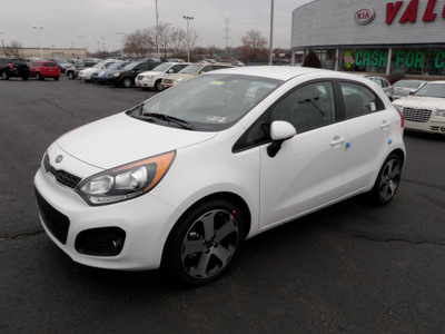 kia rio5 2012 clear white hatchback sx gasoline 4 cylinders front wheel drive automatic 19153