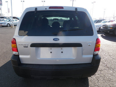 ford escape 2006 silver suv xlt gasoline 6 cylinders front wheel drive automatic 19153