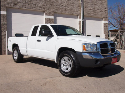 dodge dakota 2005 white slt gasoline 8 cylinders 4 wheel drive automatic 80301