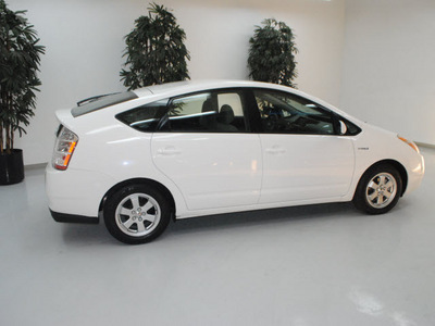 toyota prius 2009 white hatchback hybrid 4 cylinders front wheel drive automatic 91731