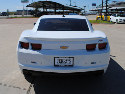 chevrolet camaro 2010 white coupe lt gasoline 6 cylinders rear wheel drive automatic 76087