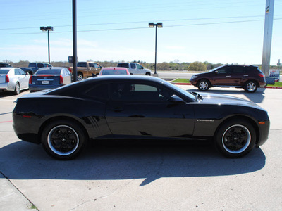 chevrolet camaro 2011 black coupe gasoline 6 cylinders rear wheel drive automatic 76087