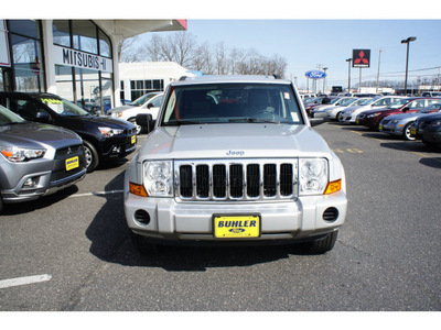 jeep commander 2007 bright silver suv sport gasoline 6 cylinders 4 wheel drive automatic 07724