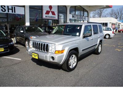 jeep commander 2007 bright silver suv sport gasoline 6 cylinders 4 wheel drive automatic 07724