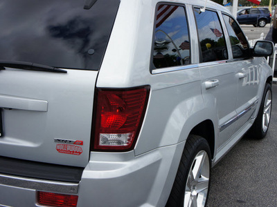 jeep grand cherokee 2007 silver suv srt 8 gasoline 8 cylinders 4 wheel drive automatic 33021