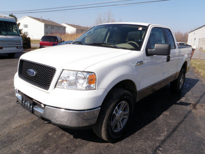 ford f 150 2005 white xlt gasoline 8 cylinders 4 wheel drive automatic 14224