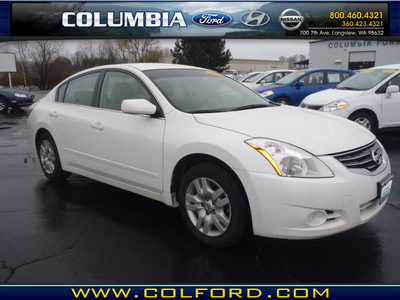 nissan altima 2010 white sedan 2 5 gasoline 4 cylinders front wheel drive automatic 98632