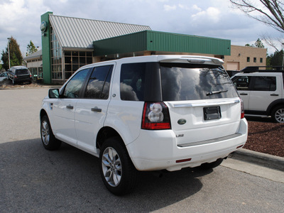 land rover lr2 2011 white suv gasoline 6 cylinders all whee drive automatic 27511