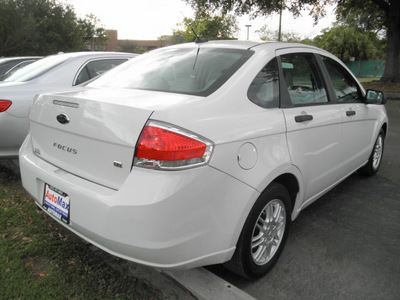 ford focus 2010 white sedan se gasoline 4 cylinders front wheel drive automatic 34474