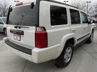 jeep commander 2007 white gasoline 6 cylinders 4 wheel drive shiftable automatic 43228