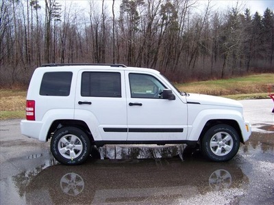 jeep liberty 2012 white suv sport gasoline 6 cylinders 4 wheel drive automatic 44024