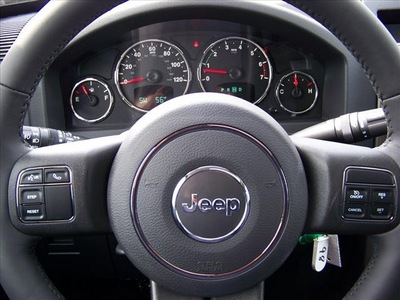 jeep liberty 2012 white suv sport latitude gasoline 6 cylinders 4 wheel drive automatic 44024