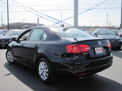 volkswagen jetta 2012 black sedan se pzev gasoline 5 cylinders front wheel drive 5 speed manual 46410