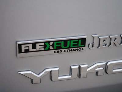 gmc yukon xl 2012 silver suv slt flex fuel 8 cylinders 4 wheel drive automatic 76087