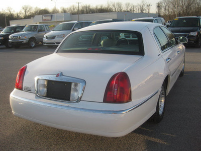 lincoln town car 2001 white sedan executive gasoline 8 cylinders rear wheel drive automatic with overdrive 62863