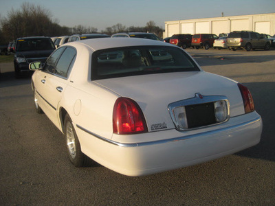 lincoln town car 2001 white sedan executive gasoline 8 cylinders rear wheel drive automatic with overdrive 62863