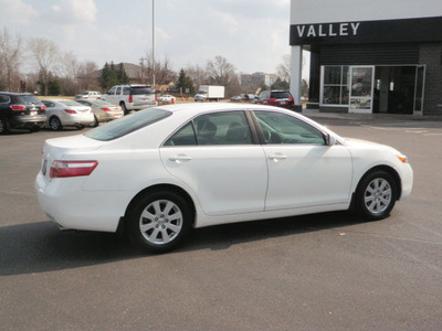 toyota camry 2007 white sedan xle v6 gasoline 6 cylinders front wheel drive automatic 55124
