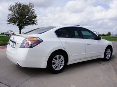 nissan altima 2011 white sedan 2 5 s gasoline 4 cylinders front wheel drive automatic 76018