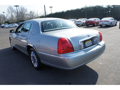 lincoln town car 2006 lt  blue sedan signature limited gasoline 8 cylinders rear wheel drive automatic with overdrive 08902