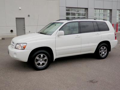 toyota highlander 2005 white suv gasoline 6 cylinders all whee drive automatic with overdrive 56001