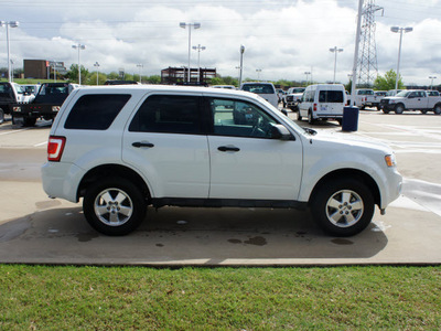 ford escape 2011 white suv xls gasoline 4 cylinders front wheel drive 5 speed manual 76108