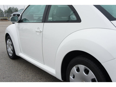 volkswagen new beetle 2010 white hatchback gasoline 5 cylinders front wheel drive automatic 77388