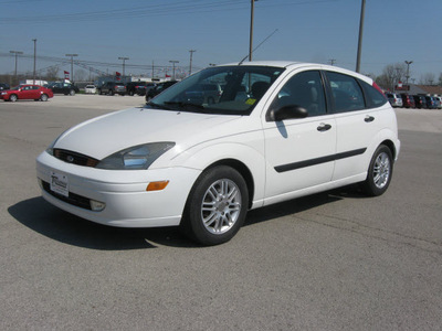 ford focus 2003 white hatchback zx5 gasoline 4 cylinders front wheel drive automatic with overdrive 45840