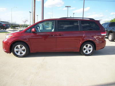 toyota sienna 2011 dk  red van le 8 passenger gasoline 6 cylinders front wheel drive automatic 75228