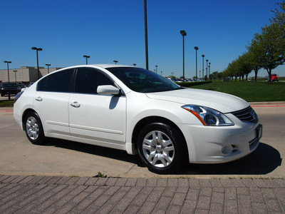 nissan altima 2011 white sedan 2 5 s gasoline 4 cylinders front wheel drive automatic 76018