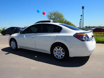 nissan altima 2011 white sedan 2 5 s gasoline 4 cylinders front wheel drive automatic 76018