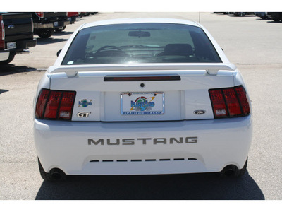 ford mustang 2002 white coupe gt deluxe gasoline 8 cylinders rear wheel drive automatic 77388