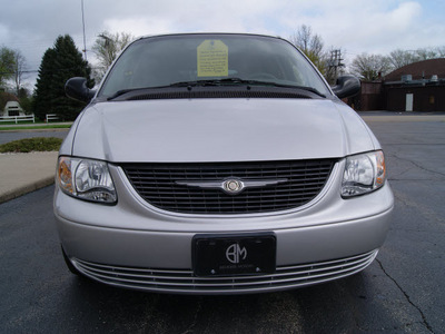 chrysler town and country 2002 silver van el flex fuel 6 cylinders front wheel drive automatic 61008