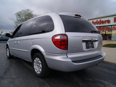 chrysler town and country 2002 silver van el flex fuel 6 cylinders front wheel drive automatic 61008