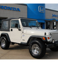 jeep wrangler 1998 white suv sport gasoline 6 cylinders 4 wheel drive 5 speed manual 77065