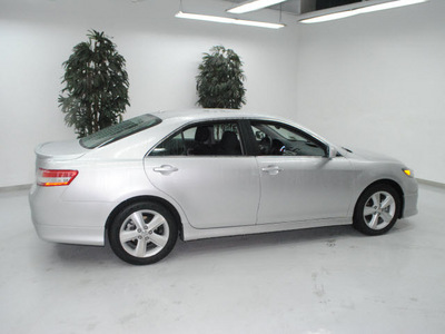 toyota camry 2010 silver sedan se gasoline 4 cylinders front wheel drive automatic 91731