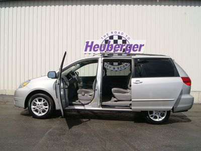 toyota sienna 2004 silver shadow van le 7 passenger gasoline 6 cylinders all whee drive automatic 80905