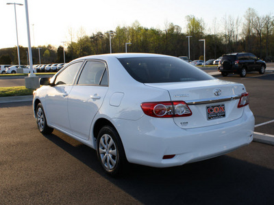 toyota corolla 2011 white sedan le gasoline 4 cylinders front wheel drive automatic 27215