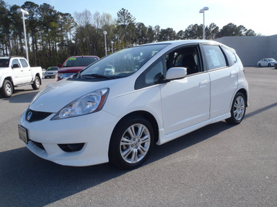 honda fit 2010 white hatchback sport gasoline 4 cylinders front wheel drive automatic 28557