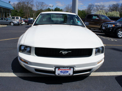 ford mustang 2009 white coupe v6 deluxe gasoline 6 cylinders rear wheel drive automatic 08753