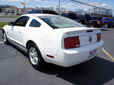 ford mustang 2009 white coupe v6 deluxe gasoline 6 cylinders rear wheel drive automatic 08753